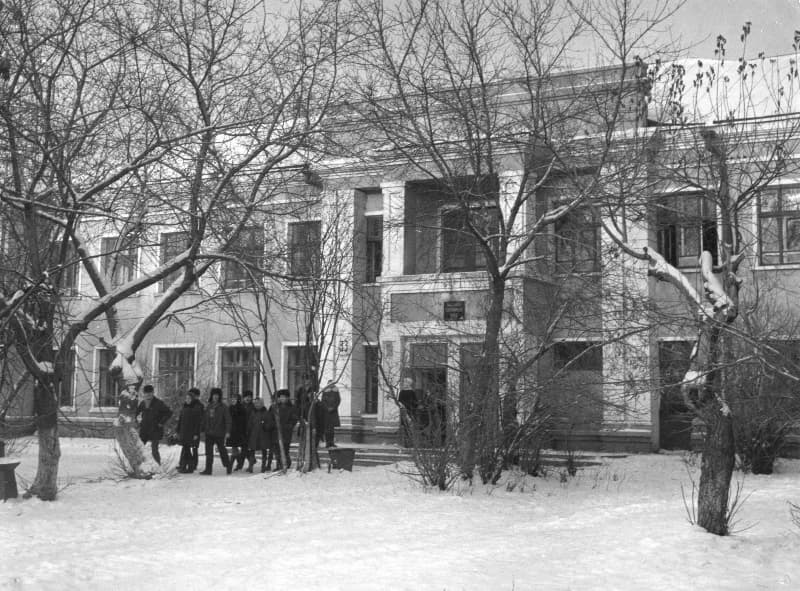 Первое здание училища — дом на улице Романова, 33